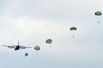 Gambar askar menggunakan payung terjun selepas terjun dari pesawat Hercules C-130, pada 14 Mei 2013. 