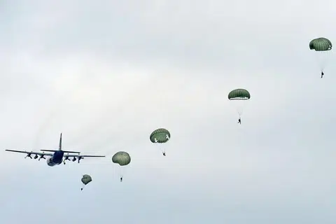 Gambar askar menggunakan payung terjun selepas terjun dari pesawat Hercules C-130, pada 14 Mei 2013. 