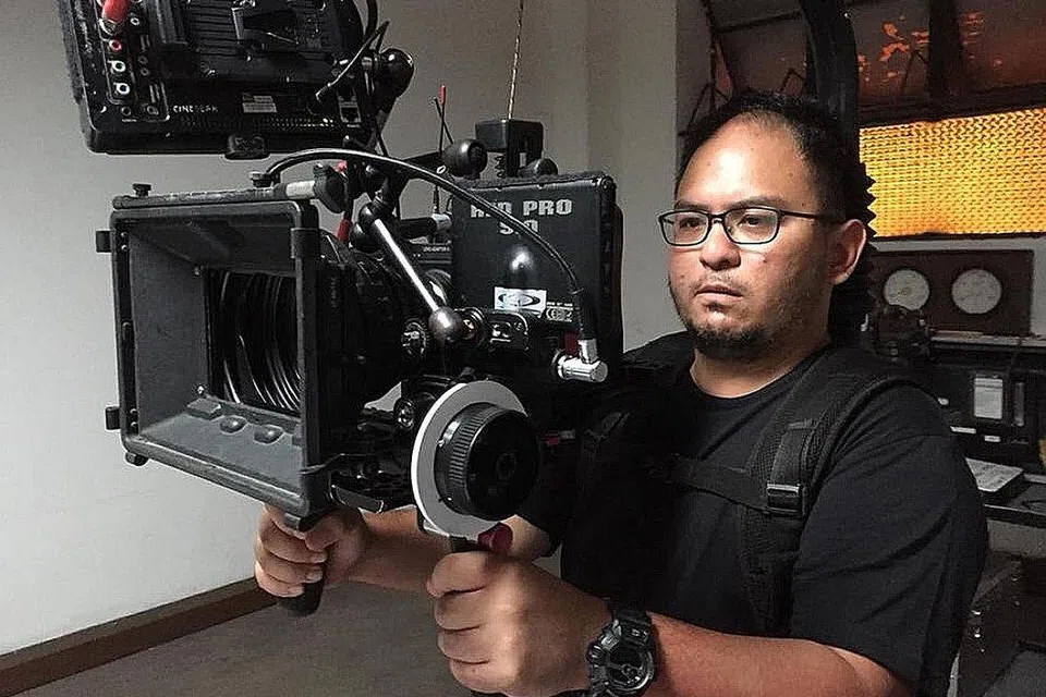 SAHUT CABARAN BARU: Pengarah telefilem futuristik yang menggunakan animatronik, Raksasa, M. Raihan Halim, berusaha menyajikan karya lain daripada lain di Suria kerana yakin risiko perlu diambil dengan bereksperimen dengan genre cerita yang jarang dipaparkan dalam era penjajahan khidmat penstriman Netflix dan Amazon. - Foto ihsan MOHAMMAD SHAHRILZ