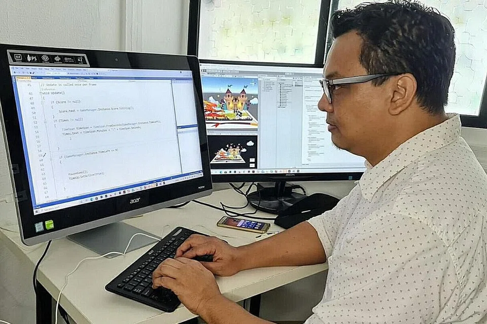 TEKNOLOGI BERSIFAT LUAS: Encik Mohammad Luthfi Kampung, lulusan LASALLE College of the Arts turut berkongsi pengalaman berharga semasa menyertai MAGES. Beliau berpendapat golongan pertengahan usia harus dialukan menyertai program ini bagi memaksimumkan potensi bidang teknologi. - Foto ihsan MOHAMMAD LUTHFI KAMPUNG