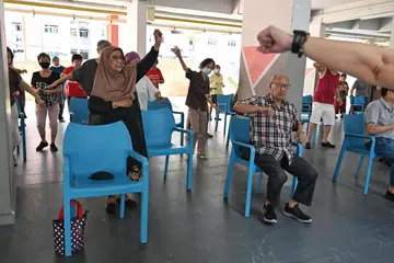 Penuaan positif biasanya dapat dicapai dengan penyertaan aktif dalam kegiatan yang mencabar fizikal dan mental. Penuaan positif juga boleh dicapai dengan penglibatan dalam aktiviti kemasyarakatan seperti penyertaan dalam kelab, kegiatan sukarela, saling bergotong-royong dan melalui hubungan sosial.