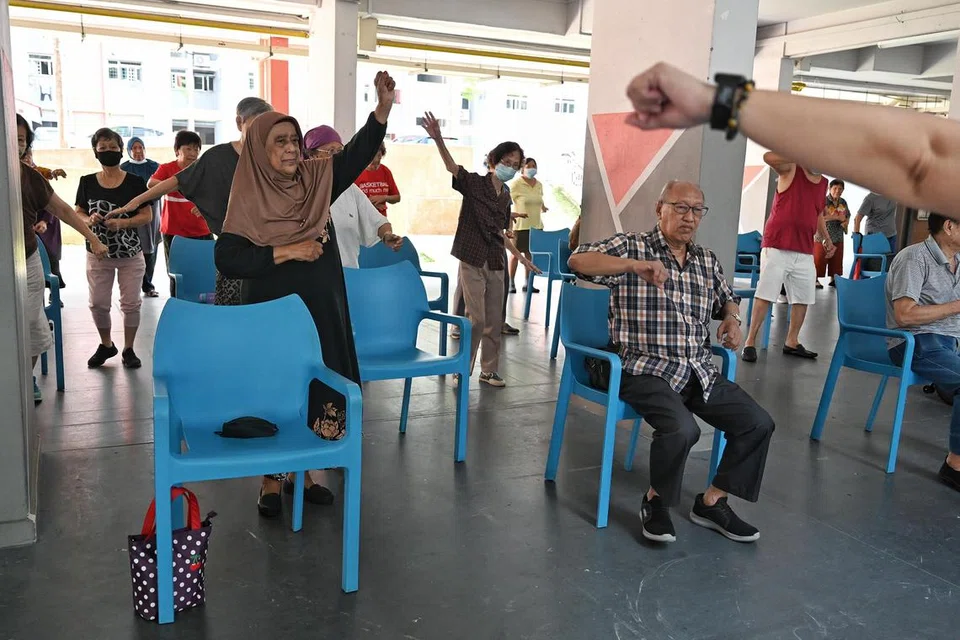 Penuaan positif biasanya dapat dicapai dengan penyertaan aktif dalam kegiatan yang mencabar fizikal dan mental. Penuaan positif juga boleh dicapai dengan penglibatan dalam aktiviti kemasyarakatan seperti penyertaan dalam kelab, kegiatan sukarela, saling bergotong-royong dan melalui hubungan sosial.