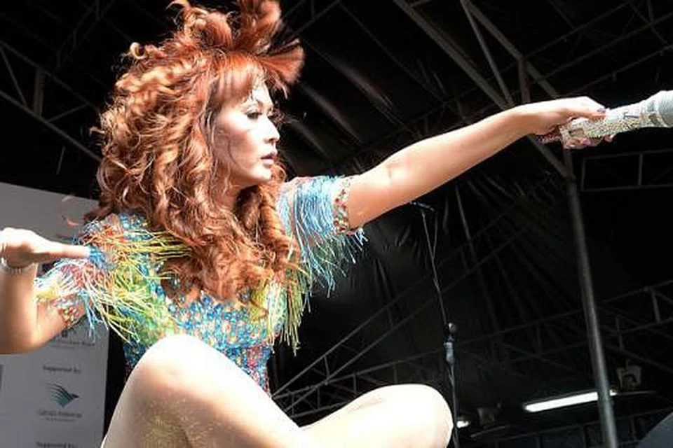 DUDUK PUN BADAN BOLEH GOYANG: Inul Daratista memang bijak menghiburkan enonton yang datang menyaksikan Festival Pop dan Dangdut 2014 di Fort Canning baru-baru ini. - Foto-foto TAUFIK A. KADER