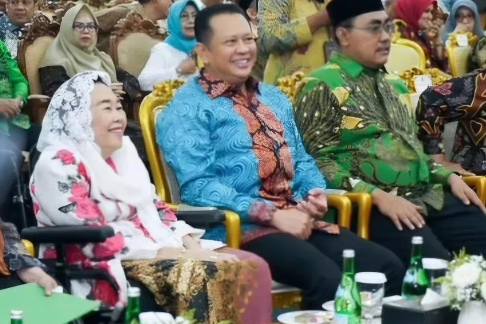 Isteri Presiden keempat Encik Abdurrahman Wahid, atau lebih dikenali sebagai Gus Dur, Cik Sinta Nuriyah (kiri), bersama Speaker Majlis Perwakilan Rakyat (MPR), Encik Bambang Soesatyo (tengah), di Kompleks Parlimen, Jakarta, pada 29 September.