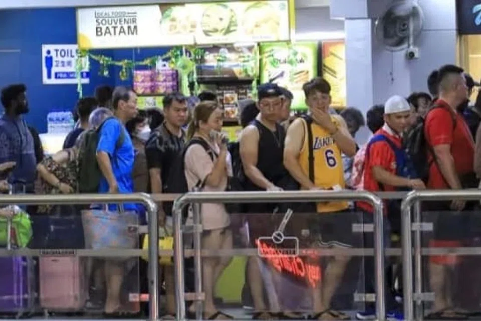 Ramai pengunjung beratur menaiki feri dan ramai dalam kalangan penumpang berasa harga tambang feri Batam-Singapura kini lebih mahal.