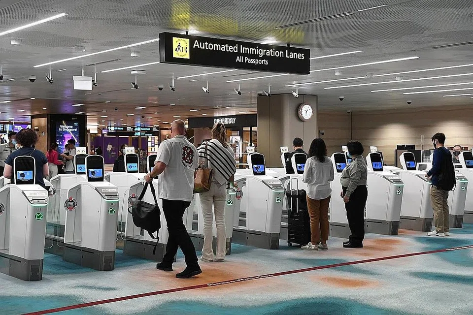 SUDAH DIUBAH SUAI: Penumpang melepasi imigresen di Terminal 2 Lapangan Terbang Changi semalam. - Foto-foto BH oleh CHONG JUN LIANG