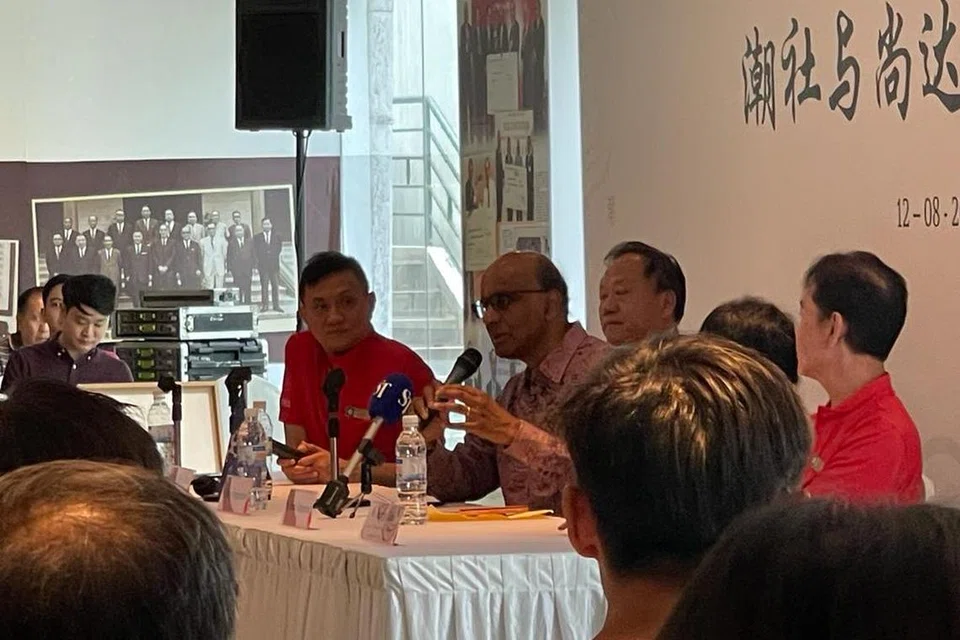 DEKATI MASYARAKAT: Mantan menteri kanan, Encik Tharman Shanmugaratnam (enam dari kanan), semasa dialog bersama sekitar 120 anggota kumpulan Teochew Poit Ip Huay Kuan pada Sabtu. 
