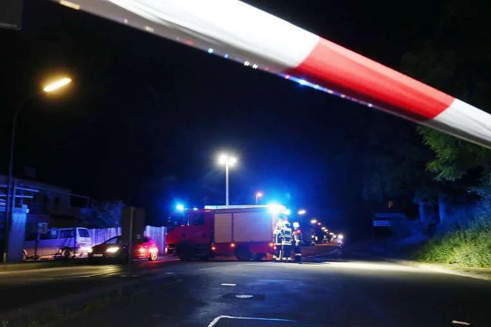 Anggota bomba berdiri di sekatan jalan raya di Wuerzburg, Jerman, selepas seorang remaja menyerang penumpang kereta api dengan kapak. 