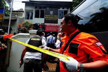 Polis mengawal di kawasan di sekitar sebuah pejabat pemerintah tempatan di Bandung, berikutan satu letupan. 