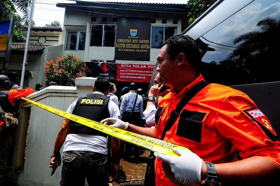 Polis mengawal di kawasan di sekitar sebuah pejabat pemerintah tempatan di Bandung, berikutan satu letupan. 