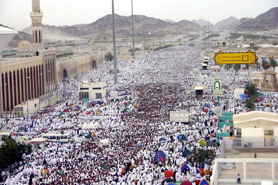 KAWASAN TERPANAS: Bumi Arafah dan Muzdalifah mencatatkan suhu tertinggi 45 darjah Celsius pada Khamis. 