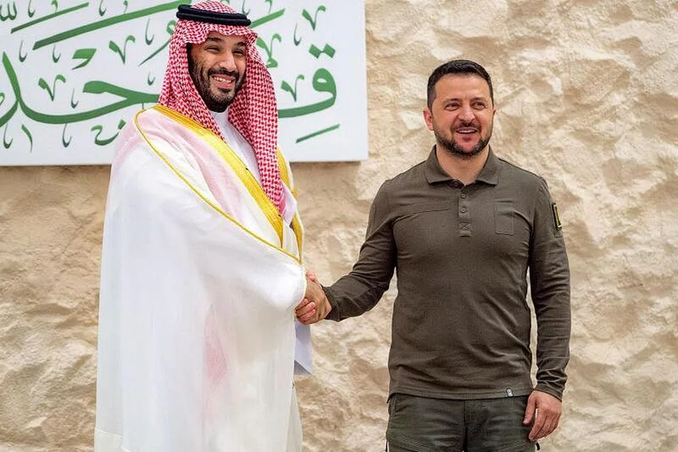 SEDIA JADI PENGANTARA: Putera Mohammed bin Salman (kiri) berjabat tangan dengan Presiden Volodymyr Zelenskiy menjelang sidang puncak Liga Arab, di Jeddah pada 19 Mei. Putera Mahkota Arab Saudi itu menyatakan kesediaannya menjadi pengantara dalam perang antara Moscow dan Kyiv. - Foto AFP