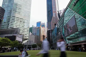 Surat pembaca yang diterbitkan The Straits Times (ST) menyatakan bahawa proses yang mengehendaki pemegang akaun hadir secara fizikal ke bank untuk mengeluarkan dana daripada akaun Skim Persaraan Tambahan (SRS) mereka “amat ketinggalan zaman dan mengecewakan”.