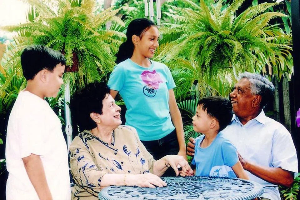 TIADA JURANG GENERASI: Mantan Presiden dan isteri meluangkan masa bersama cucu mereka bagi memastikan tiada jurang perbuhungan antara mereka.