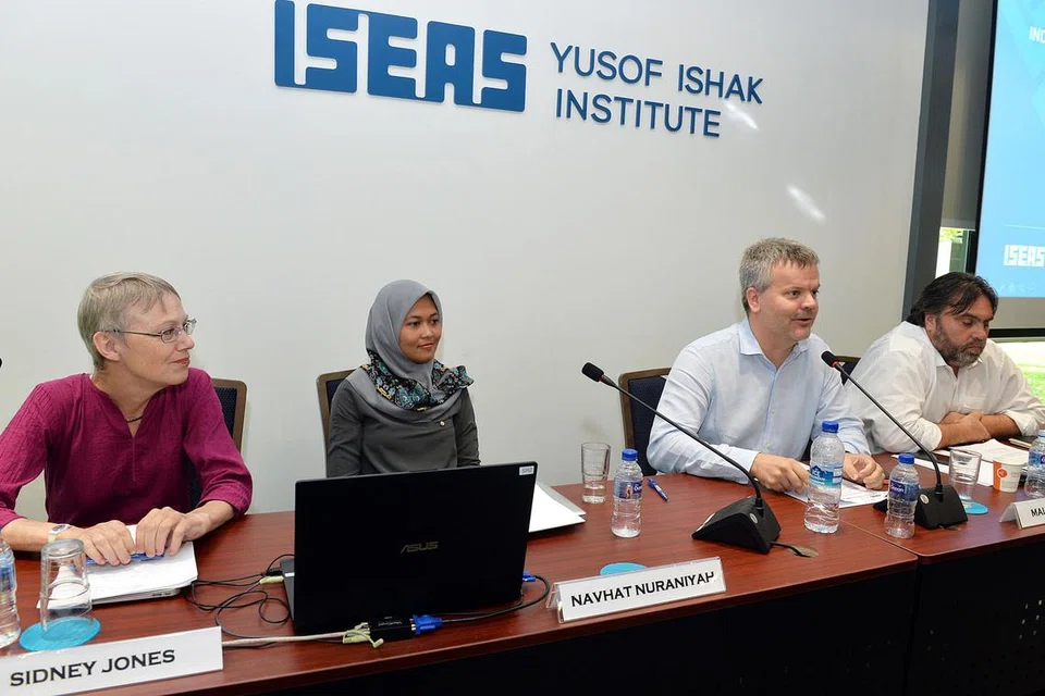 BENTANG HASIL DAPATAN: (Dari kiri) Cik Sidney Jones, Cik Navhat Nuraniyah dan Encik Anthony Bubalo (kanan) serta moderator, Dr Malcolm Cook, daripada Iseas-Institut Yusof Ishak di seminar yang membincangkan tentang pelajar Indonesia di Mesir dan Turkey, kelmarin. - Foto M.O. SALLEH