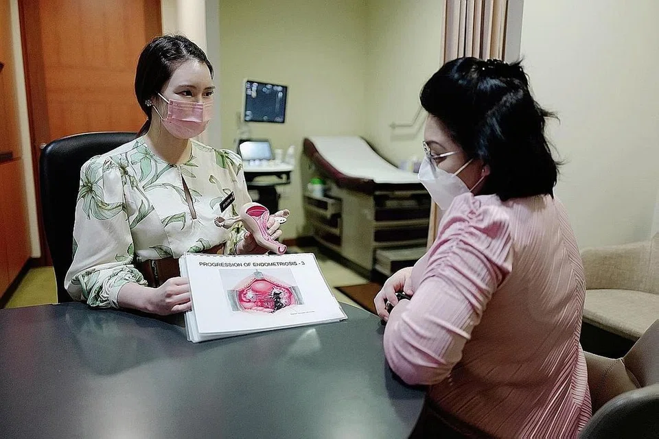 SESI RAWATAN: Dr Celene Hui (kiri) bersama pesakitnya dalam sesi penerangan tentang masalah endometriosis. - Foto KKH