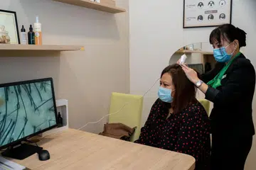 PERIKSA KULIT KEPALA: Kulit kepala Cik Atiyyah Mohd Said sedang diperiksa oleh konsultan rambut di Beijing 101. Pemeriksaan itu yang menggunakan imbasan rambut dapat mengesan keadaan rambut dan kulit kepala seseorang sekali gus menyarankan rawatan terbaik untuk kesihatan rambut. Imbas kod QR untuk mendengar podcast tentang jagaan rambut - Foto BH oleh Nur Diyana Taha