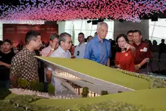 Menteri Kanan Encik Lee Hsien Loong (tiga dari kiri), bersama  Menteri Pembangunan Negara, Encik Desmond Lee (kiri) dan Menteri Kebudayaan, Masyarakat dan Belia, Encik Edwin Tong (dua dari kiri) diberi taklimat tentang pembinaan Tugu Pengasas.