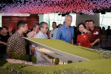 Menteri Kanan Encik Lee Hsien Loong (tiga dari kiri), bersama  Menteri Pembangunan Negara, Encik Desmond Lee (kiri) dan Menteri Kebudayaan, Masyarakat dan Belia, Encik Edwin Tong (dua dari kiri) diberi taklimat tentang pembinaan Tugu Pengasas.