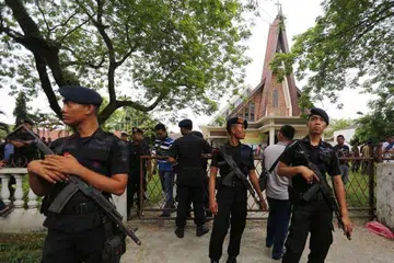 Polis Indonesia mengawal selepas seorang remaja cuba menyerang Gereja Katolik St Joseph di Medan, pada 28 Ogos 2016. 
