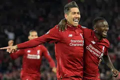 PUAS: Penyerang Liverpool, Roberto Firminho, dan pemain tengah kelab itu, Naby Keita (kanan), meraikan kemenangan mereka di depan penyokong kelab selepas Firmonho berjaya menjaringkan gol kedua Liverpool pada minit ke-26 semasa berdepan dengan kelab Porto bagi pusingan pertama suku akhir Liga Juara-Juara Eropah semalam. - Foto AFP