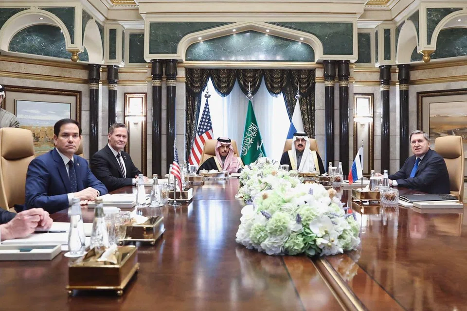 Gambar yang diedarkan Kementerian Luar Russia ini menunjukkan (dari kiri) Duta Besar Timur Tengah Amerika Syarikat Encik Steve Witkoff;  Setiausaha Negara Encik Marco Rubio; Penasihat Keselamatan Negara, Encik Mike Waltz; Menteri Luar Arab Saudi Putera Faisal Farhan al-Saud; Penasihat Keselamatan Negara, Encik Mosaad Mohammad al-Aiban; Penasihat Dasar Luar Presiden Russia, Encik Yuri Ushakov; dan Menteri Luar Russia, Encik Sergei Lavrov, yang menghadiri mesyuarat bersama di Istana Diriyah, Riyadh pada 18 Februari 2025.
