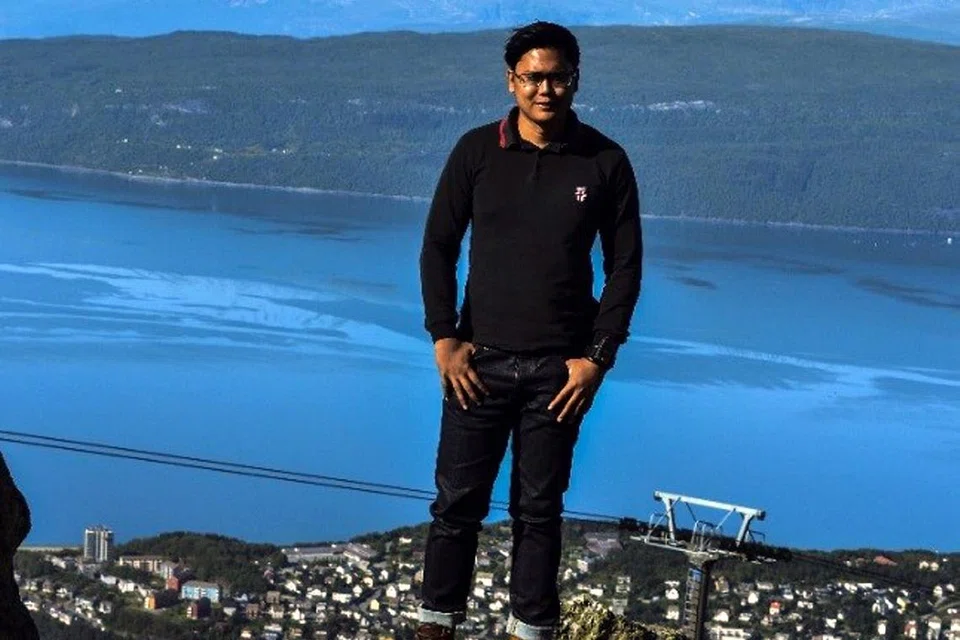JAUH PERJALANAN: Penulis bergambar dengan berlatarbelakangkan Gunung Narvikfjellet yang begitu memukaukan mata. 