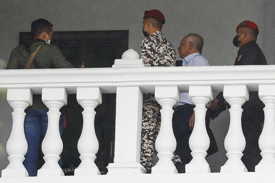 DIIRING: Najib (baju putih) tiba di Kompleks Mahkamah Tinggi Kuala Lumpur pada 8.27 pagi semalam diiringi pihak polis dan Jabatan Penjara. - Foto EPA-EFE