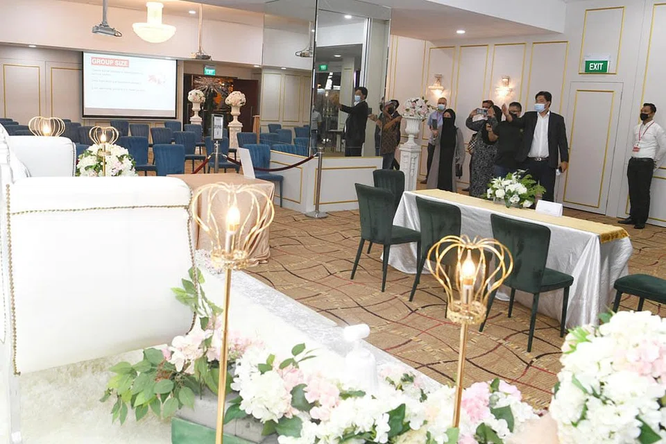 PERSIAPKAN FIRMA: Para pemilik syarikat penyedia khidmat perkahwinan mendapat taklimat dan melalui sendiri bagaimana majlis perkahwinan yang melaksanakan langkah keselamatan. - Foto BH oleh KHALID BABA