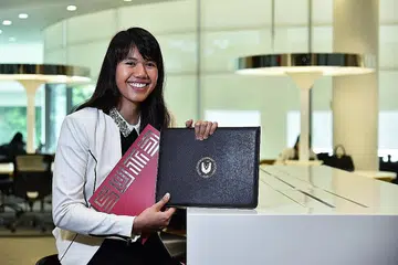 GENGGAM DUA IJAZAH: Cik Siti Nurhayati Rahim menyertai Program Dwi Sarjana Muda yang menawarkan ijazah dalam pengurusan perniagaan daripada Universiti Pengurusan Singapura (SMU) dan ijazah dalam kejuruteraan daripada Universiti Teknologi dan Rekaan Singapura (SUTD). - Foto BH oleh SONG TAO