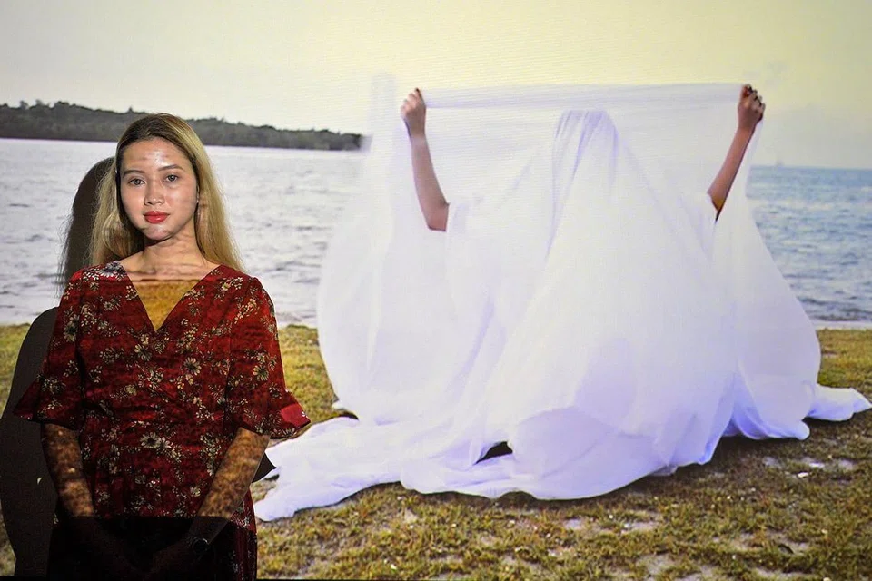 UBAH PERSEPSI: Menerusi projek akhir tahunnya yang berjudul "Am I....Enough?" Cik Amelia Yuliana Jamil berharap dapat mengubah persepsi masyarakat sebelum menilai seseorang itu dari sudut Islam. - Foto BM oleh JASON QUAH