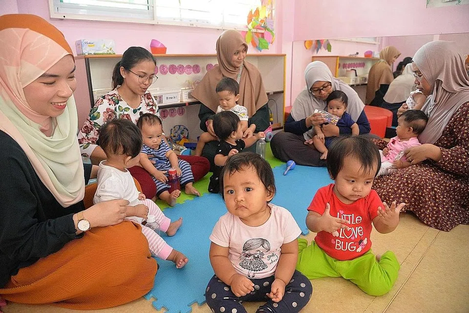 PERLU PRIHATIN: Wartawan (kiri) berpeluang mencuba sendiri beberapa tugas pendidik di Iyad Perdaus termasuk melakukan aktiviti, memberikan makanan dan membaca bersama kanak-kanak. - Foto BM oleh FAKHRURADZI ISMAIL