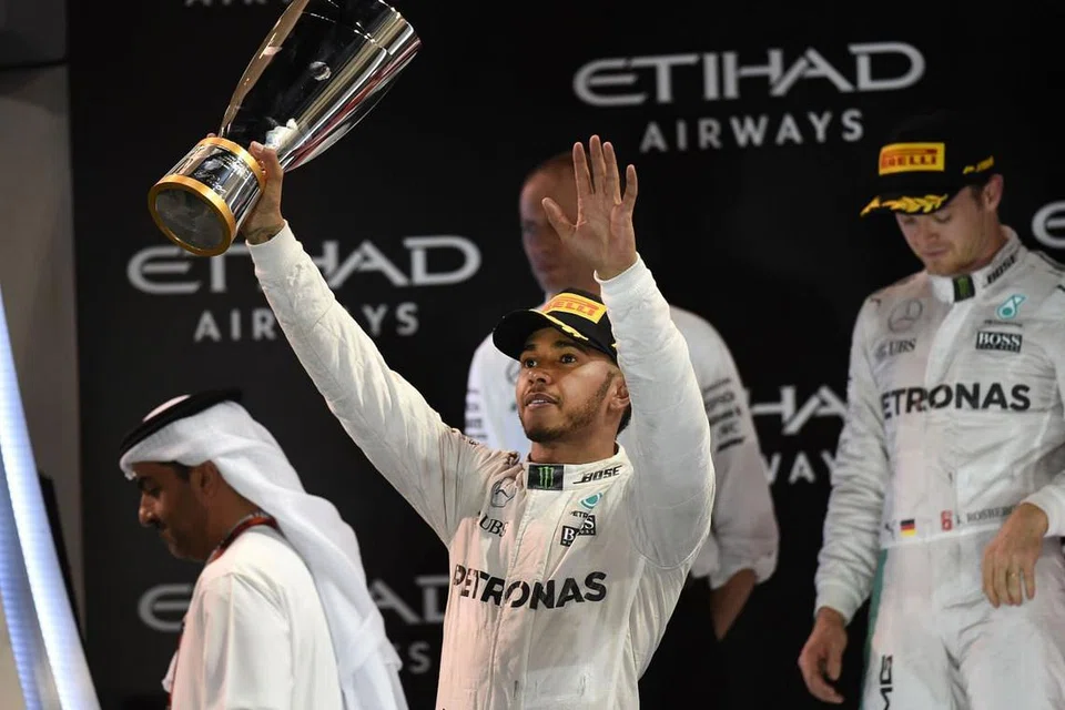 Lewis Hamilton menjulang trofi juara Grand Prix Formula Satu Abu Dhabi di Litar Yas Marina pada 27 November 2016, namun gagal menghalang rakan sepasukannya daripada Mercedes, Nico Rosberg, menduduki tempat kedua dan sekali gus menjadi juara dunia. 