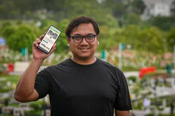 KHIDMAT BUAT  MASYARAKAT: Daripada masalah yang dihadapinya,Encik Ramzul Ihsan, telah melaksanakan aplikasi telefon bimbit Kubur Search, yang membantu orang ramai mencari kubur. 