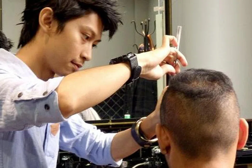 TUKANG GUNTING RAMBUT MUDA: Selain gunting rambut di Sultans of Shave, Encik Mohammad Fadhli Mohammad Ali juga mengajar pelanggannya bagaimana 'membentuk' rambut mereka. - Foto-foto SITI AISYAH NORDIN DAN NUR ARDILLAH ZULKIFLI