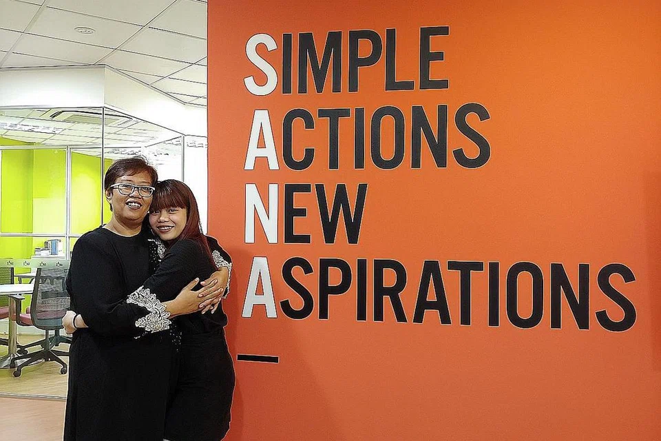 SOKONGAN KELUARGA: Cik Nur Shuhadah (kanan) dan ibunya, Cik Rasidah, bertekad akan terus memberi sokongan kepada bapa tirinya, seorang bekas pesalah dadah. - Foto BM oleh ERVINA MOHD JAMIL