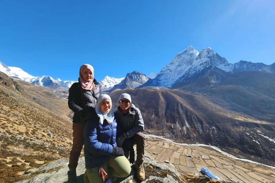 GUNUNG SAMA DIDAKI: (Dari kanan) Encik Mohammad Zaki As’at, Cik Nur Sumayyah Mohammad Zaki dan Cik Maslina Mohamed Jalani gemar melakukan kegiatan luar bersama-sama, seperti mendaki gunung di luar negara.