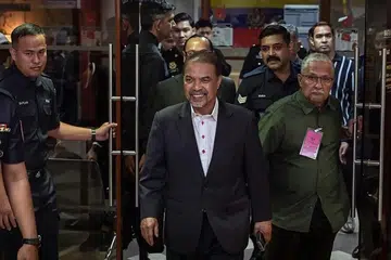 Bekas Menteri di Jabatan Perdana Menteri (Hal Ehwal Agama) Malaysia, Datuk Seri Jamil Khir Baharom (tengah) didakwa atas tiga pertuduhan menyebabkan Lembaga Tabung Haji (TH) melupuskan aset bernilai lebih RM860.3 juta antara 2015 hingga 2017, di Mahkamah Sesyen Kuala Lumpur, pada 14 September.