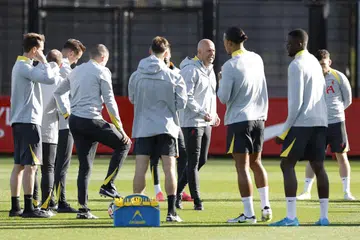 Liverpool berada di tangga teratas Liga Perdana England (EPL) dengan kelebihan lima mata berbanding juara bertahan Manchester City. Penyokong Liverpool pastinya mengharapkan mereka dapat mengekalkan prestasi hebat di bawah pengurus, Arne Slot (empat dari kanan), sehingga akhir musim ini. 
