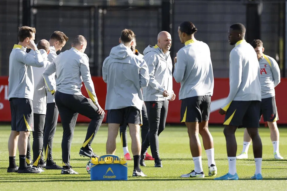 Liverpool berada di tangga teratas Liga Perdana England (EPL) dengan kelebihan lima mata berbanding juara bertahan Manchester City. Penyokong Liverpool pastinya mengharapkan mereka dapat mengekalkan prestasi hebat di bawah pengurus, Arne Slot (empat dari kanan), sehingga akhir musim ini. 