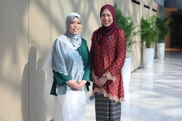 Antara lapan penerima Anugerah Presiden bagi Guru pada 3 September di Hotel Fairmont, Guru Kanan bagi Keperluan Pembelajaran dan Pelajar Darjah Rendah di Sekolah Rendah Si Ling, Cikgu Hafizah Mahmud (kiri) serta pensyarah Politeknik Ngee Ann, Cik Mis’Rohaiza Amin.
