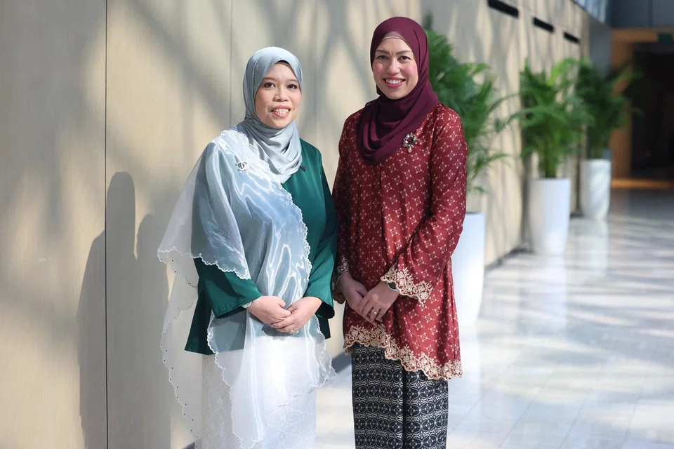 Antara lapan penerima Anugerah Presiden bagi Guru pada 3 September di Hotel Fairmont, Guru Kanan bagi Keperluan Pembelajaran dan Pelajar Darjah Rendah di Sekolah Rendah Si Ling, Cikgu Hafizah Mahmud (kiri) serta pensyarah Politeknik Ngee Ann, Cik Mis’Rohaiza Amin.