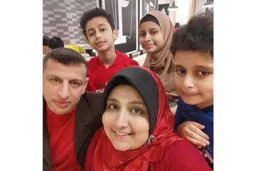 LEBIH BERWASPADA: Encik Abd El Aziz, bersama isterinya, Cik Shura Ishak, dan anak-anak mereka kini mempertingkat langkah berjaga-jaga di rumah untuk mencegah denggi. - Foto ihsan SHURA ISHAK