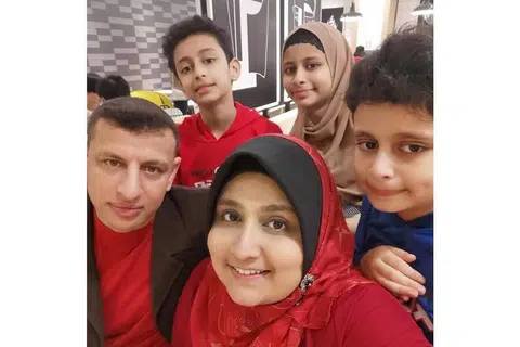 LEBIH BERWASPADA: Encik Abd El Aziz, bersama isterinya, Cik Shura Ishak, dan anak-anak mereka kini mempertingkat langkah berjaga-jaga di rumah untuk mencegah denggi. - Foto ihsan SHURA ISHAK
