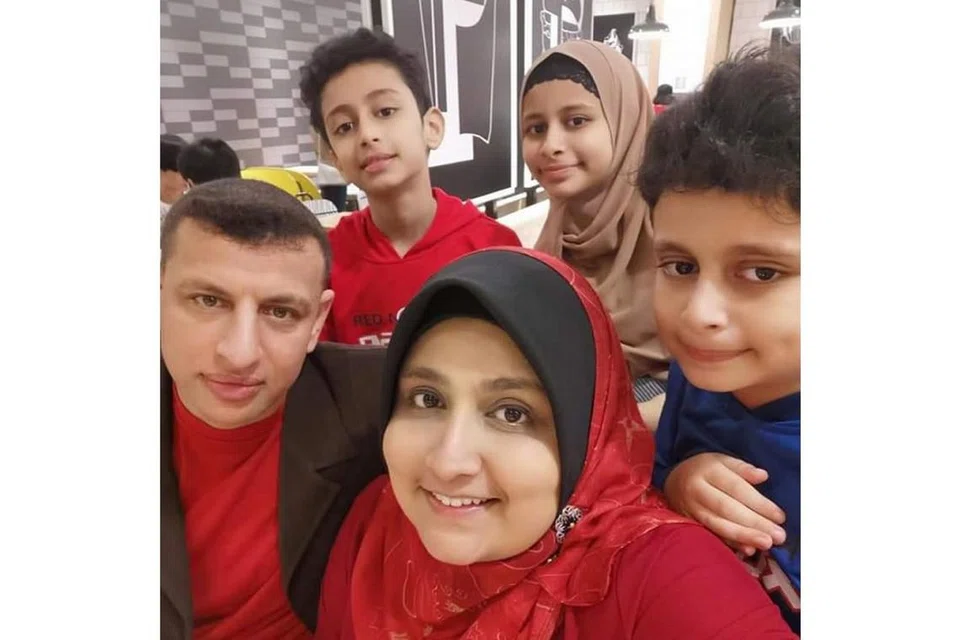 LEBIH BERWASPADA: Encik Abd El Aziz, bersama isterinya, Cik Shura Ishak, dan anak-anak mereka kini mempertingkat langkah berjaga-jaga di rumah untuk mencegah denggi. - Foto ihsan SHURA ISHAK