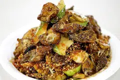 KESEDAPAN BERBEZA IKUT SITUASI: Rojak sebagai satu sajian memang enak rasanya tetapi dalam perbualan, ia perlu mengikut konteks. Bahasa rojak mungkin sesuai jika setakat mahu menyampaikan mesej dan supaya mudah difahami. Namun, penggunaan bahasa rojak secara formal dan dalam bidang pendidikan tidak boleh diterima kerana ia mencemarkan bahasa. - Foto fail