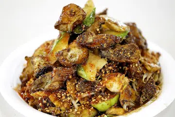 KESEDAPAN BERBEZA IKUT SITUASI: Rojak sebagai satu sajian memang enak rasanya tetapi dalam perbualan, ia perlu mengikut konteks. Bahasa rojak mungkin sesuai jika setakat mahu menyampaikan mesej dan supaya mudah difahami. Namun, penggunaan bahasa rojak secara formal dan dalam bidang pendidikan tidak boleh diterima kerana ia mencemarkan bahasa. - Foto fail