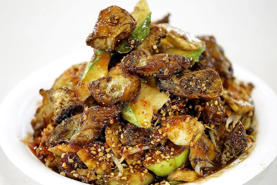 KESEDAPAN BERBEZA IKUT SITUASI: Rojak sebagai satu sajian memang enak rasanya tetapi dalam perbualan, ia perlu mengikut konteks. Bahasa rojak mungkin sesuai jika setakat mahu menyampaikan mesej dan supaya mudah difahami. Namun, penggunaan bahasa rojak secara formal dan dalam bidang pendidikan tidak boleh diterima kerana ia mencemarkan bahasa. - Foto fail