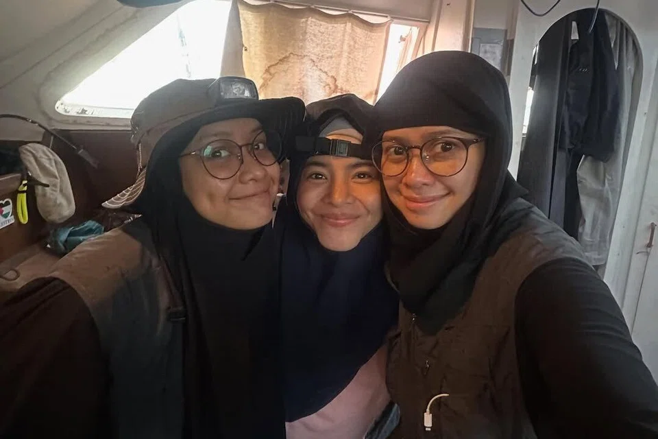 Keadaan terkini selebriti Malaysia dan aktivis kemasyarakatan, (dari kiri), Hazwani Helmi, Ardell Aryana, dan Datin Heliza Helmi, yang ditahan tentera Israel, semasa mengikuti misi kemanusiaan Global Sumud Flotilla (GSF), menimbulkan kerisauan buat anggota keluarga tersayang.