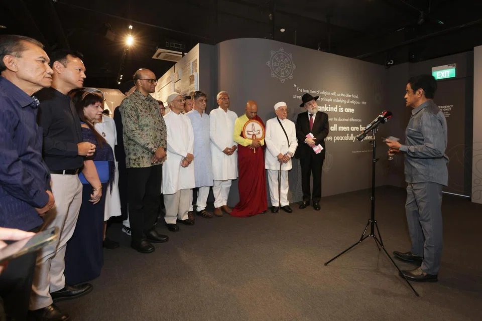DOA BERSAMA: Encik Zaqy Mohamad (dua dari kiri) menyertai Presiden Tharman Shanmugaratnam (tujuh dari kanan) pada Ahad untuk bersama-sama dengan pemimpin-pemimpin agama di Singapura untuk mendoakan keselamatan dan kesejahteraan mereka yang terjejas oleh krisis kemanusiaan di Gaza.